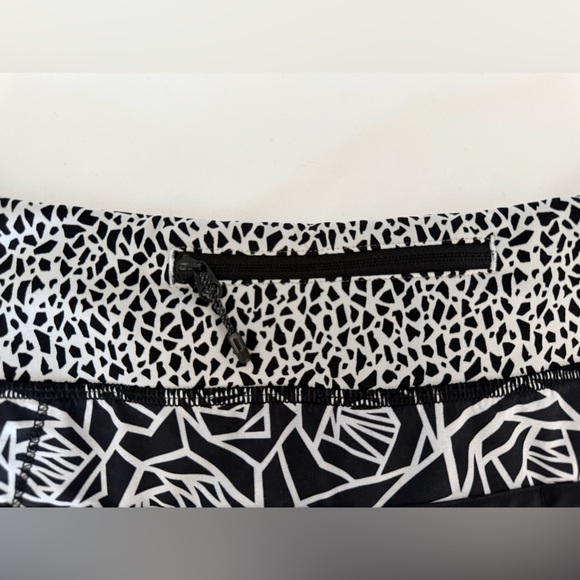 Lululemon Run: Speed Short‎ *2-way Stretch Pretty Palm Black Angel Wing / Black - Picture 4 of 10